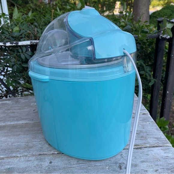 Hamilton Beach Blue 1.5-Quart Ice Cream Maker Model #68322 - Picture 5 of 10